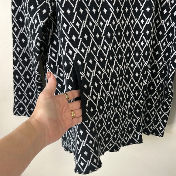 J.Jill Long Sleeve Two Pocket Top Geometric Black & White Pattern Size Large - Picture 2 of 7